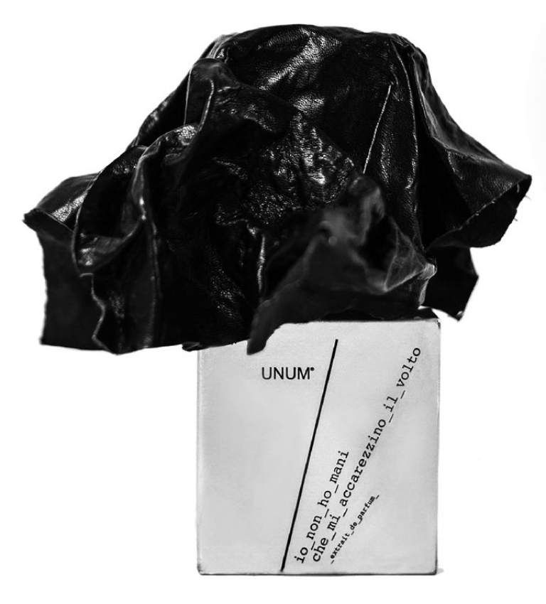 Unum io non ho mani che mi accarezzino il volto