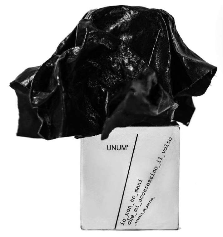 Unum io non ho mani che mi accarezzino il volto